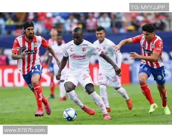 罗伯士与蒂华纳的激烈对决揭示足球战术与团队协作的重要性 罗伯士与蒂华纳的激烈对决揭示足球战术与团队协作的重要性